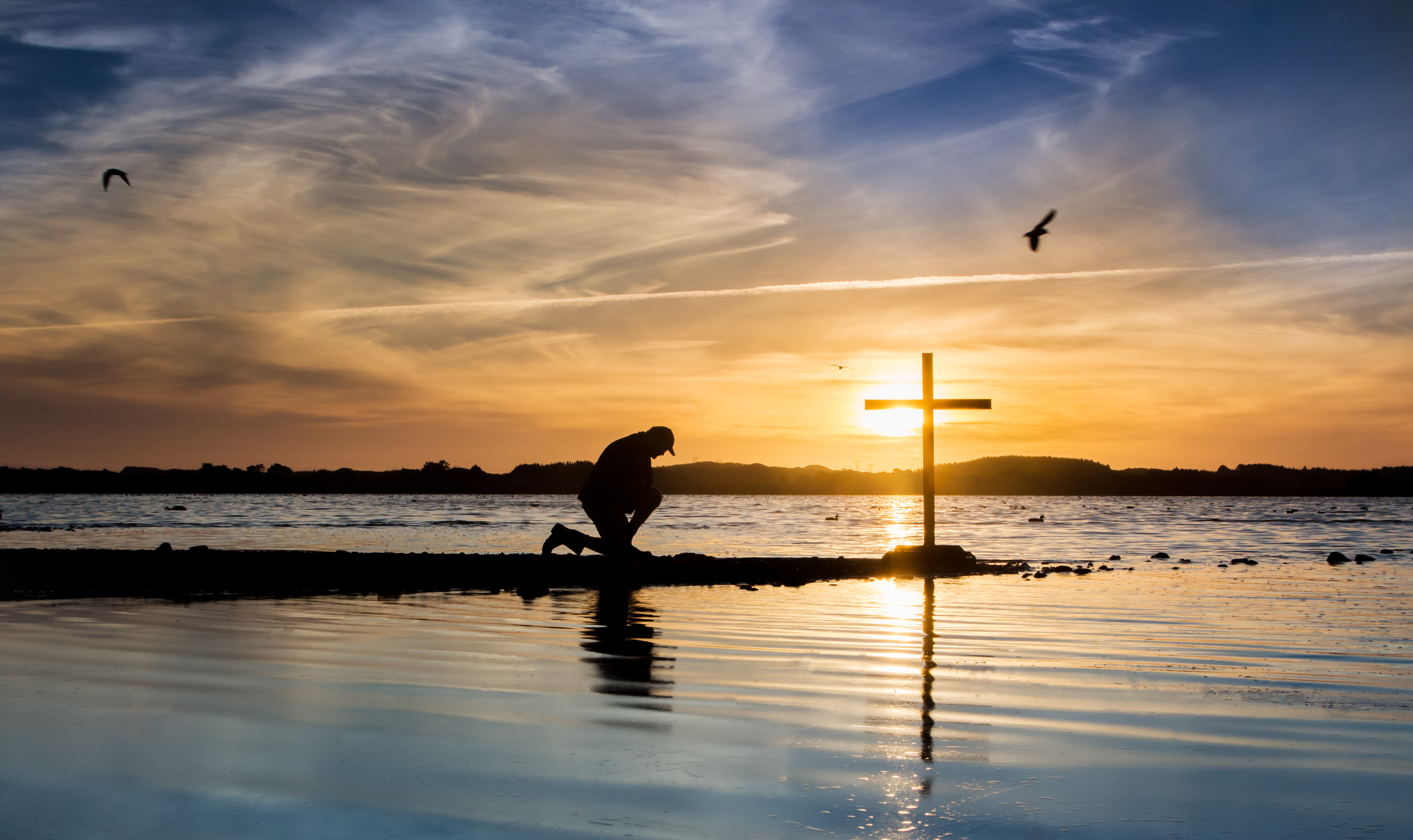 Life gets in the way. Крестик в воде. Картинки крест на озере. Молиться на кресты. Картина крест на воде.